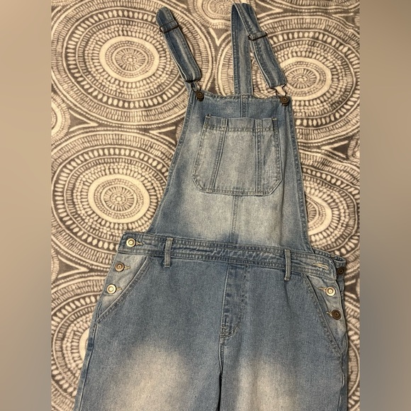 Overall Jean Distressed - Picture 2 of 4